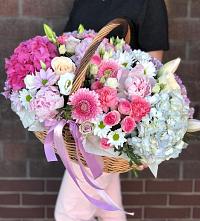 Композиция солнечный день в Ивановском Курской области Цветочная композиция из Розы, Хризантемы, Пионы и Лизиантусы в корзине в Ивановском Курской области