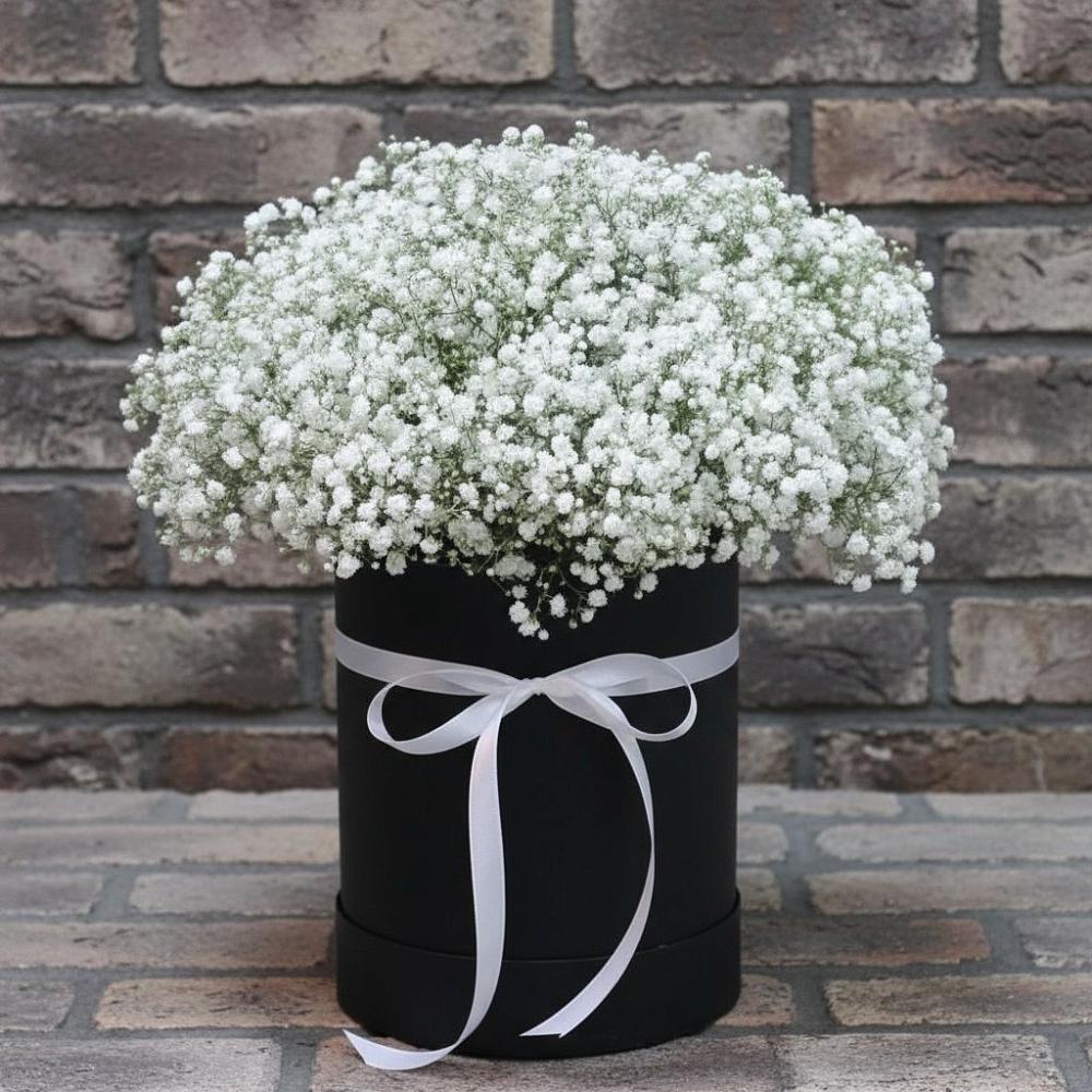 Цветочная композиция из Гипсофила в шляпной коробке в Ивановском Курской области