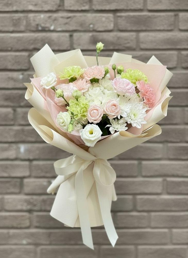 Букет цветов из: Гвоздики, Розы, Лизиантусы и Хризантемы в Ивановском Курской области