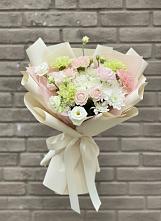 Букет цветов из:  Гвоздики, Розы, Лизиантусы и Хризантемы #REPLACE_PRED# Ивановском Курской области