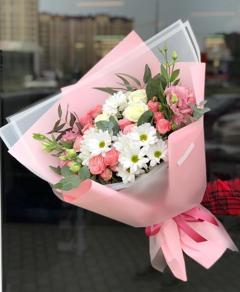Букет нежный в Ивановском Курской области Букет цветов из: Розы, Лизиантусы и Хризантемы в Ивановском Курской области