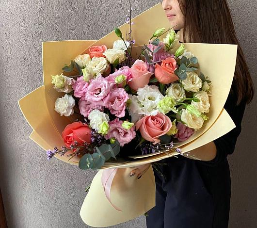 Букет цветов из: Розы, Лизиантусы и Гвоздики в Ивановском Курской области