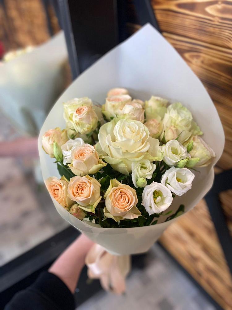 Букет цветов из: Розы и Лизиантусы в Ивановском Курской области